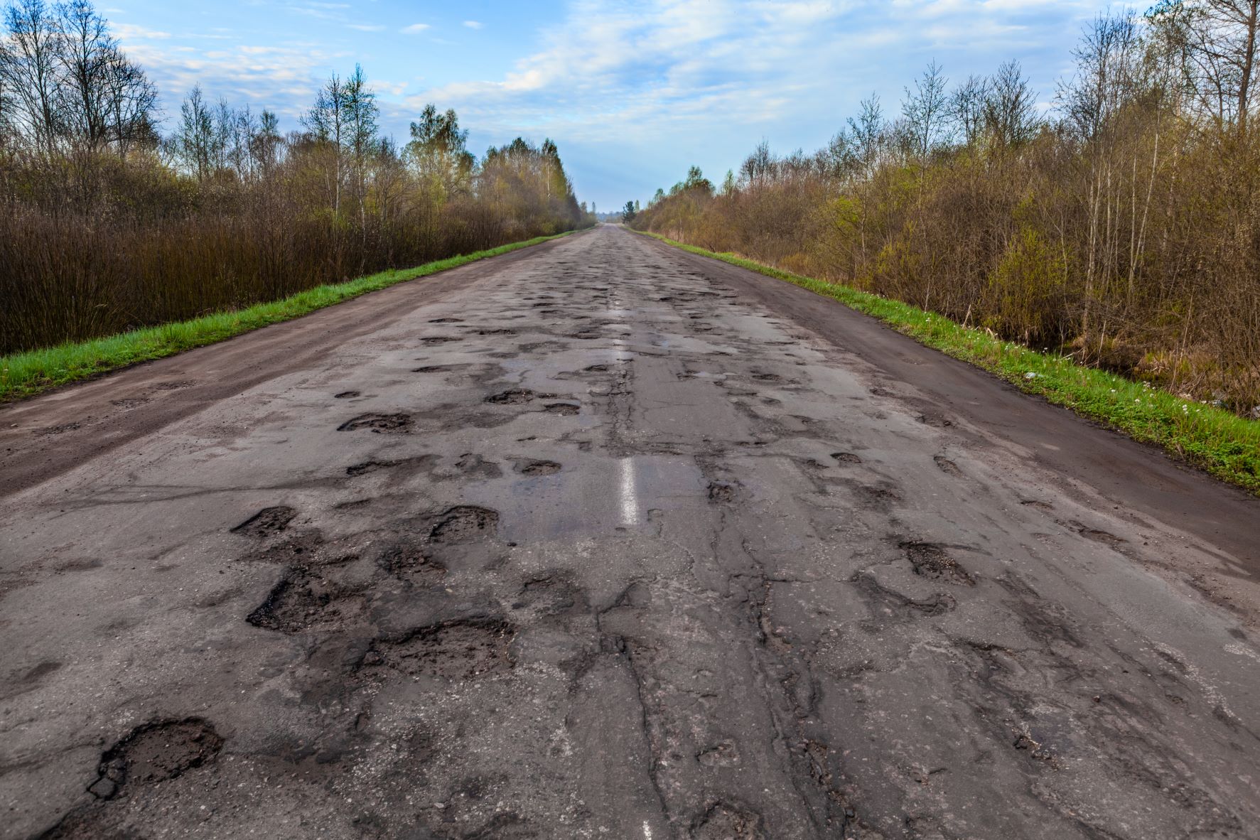 Damaged roads. Сельская дорога асфальт. Разбитая Проселочная дорога. Выбоины на грунтовой дороге. Рытвина на дороге.